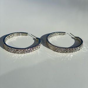 ERRINGS NWOT DAZZLIN SILVER HOOPS